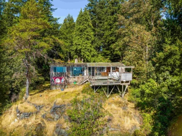 Loft / Bonus Room Photo of 341 Robinson Road, Bowen Island, BC