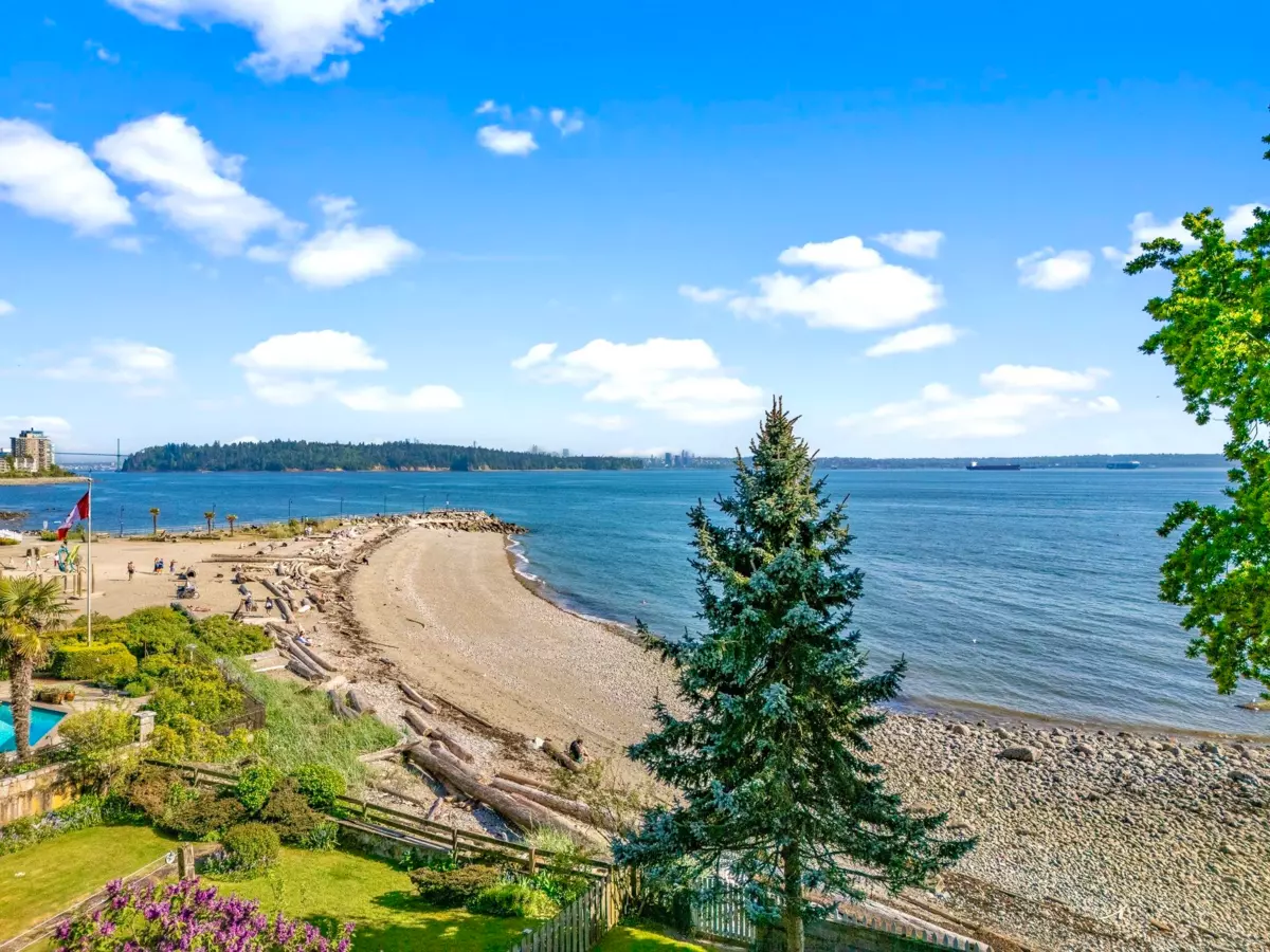 Family Room Photo of 2560 Bellevue Avenue, West Vancouver, BC