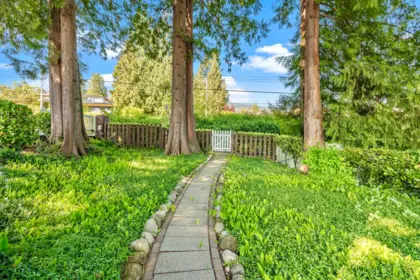 Powder Room Photo of 2560 Bellevue Avenue, West Vancouver, BC