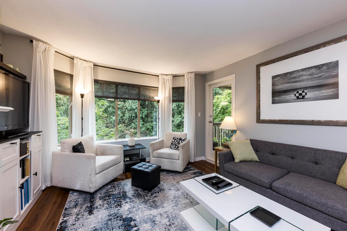 Dining Area Photo of 412 2059 Chesterfield Avenue, North Vancouver, BC