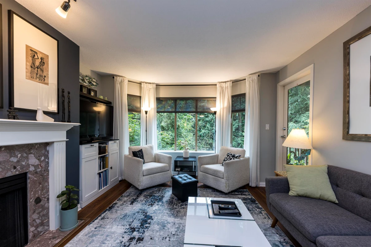 Living Room Photo of 412 2059 Chesterfield Avenue, North Vancouver, BC