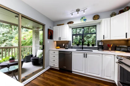 Kitchen Island Photo of 412 2059 Chesterfield Avenue, North Vancouver, BC