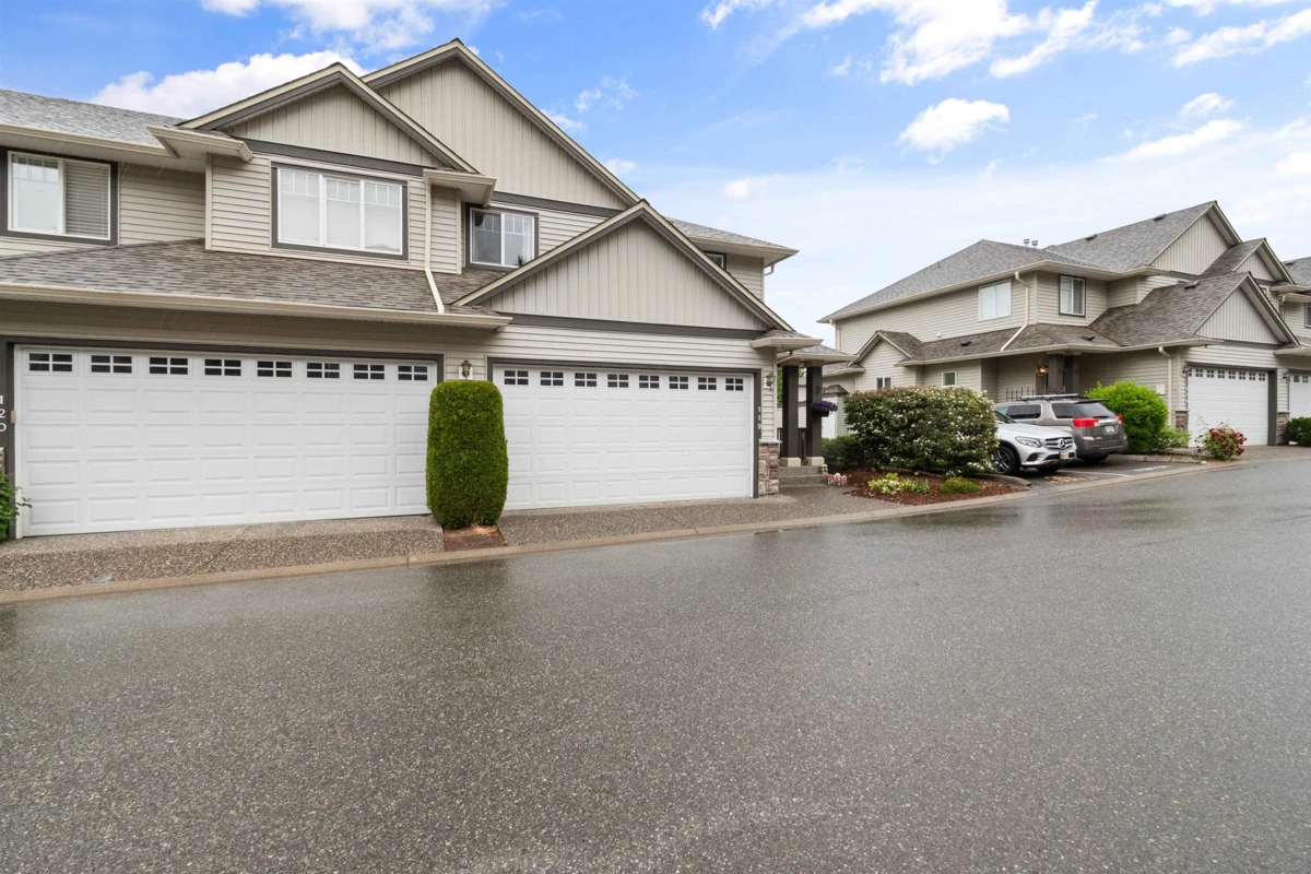 Living Room Photo of 119 46360 Valleyview Road, Chilliwack, BC