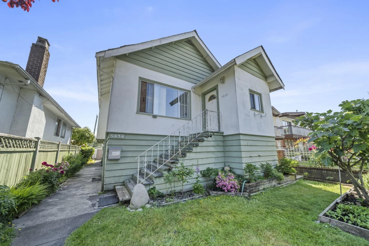 Living Room Photo of 5434 Killarney Street, Vancouver, BC