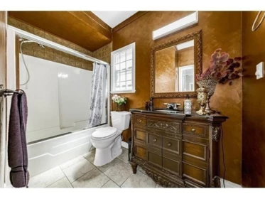 Kitchen Island Photo of 7833 147a Street, Surrey, BC