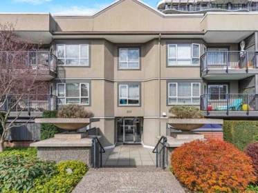 Outdoor Patio Photo of 109 555 W 14th Avenue, Vancouver, BC