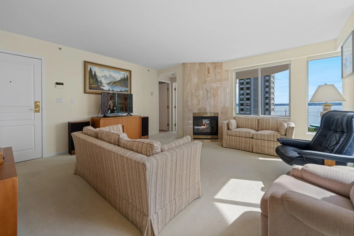 Living Room Photo of 4 2243 Bellevue Avenue, West Vancouver, BC