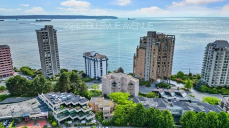 Hallway Photo of 4 2243 Bellevue Avenue, West Vancouver, BC
