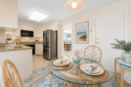Kitchen Photo of 4 2243 Bellevue Avenue, West Vancouver, BC