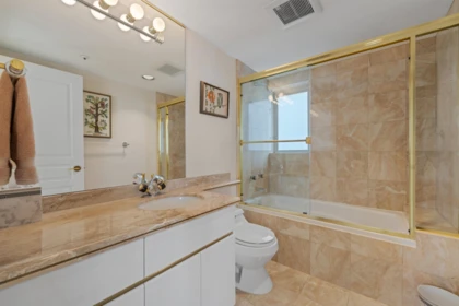 Powder Room Photo of 4 2243 Bellevue Avenue, West Vancouver, BC