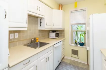 Guest Bathroom Photo of 606 9867 Manchester Drive, Burnaby, BC