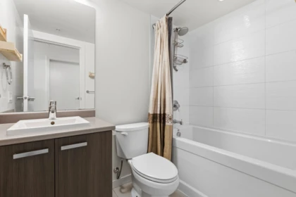 Primary Bathroom Photo of 3303 13325 102a Avenue, Surrey, BC