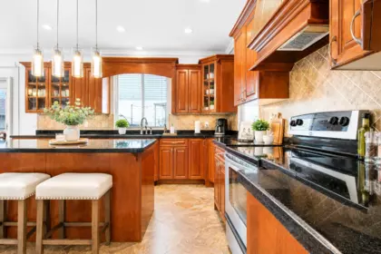 Kitchen Island Photo of 30546 Sapphire Place, Abbotsford, BC