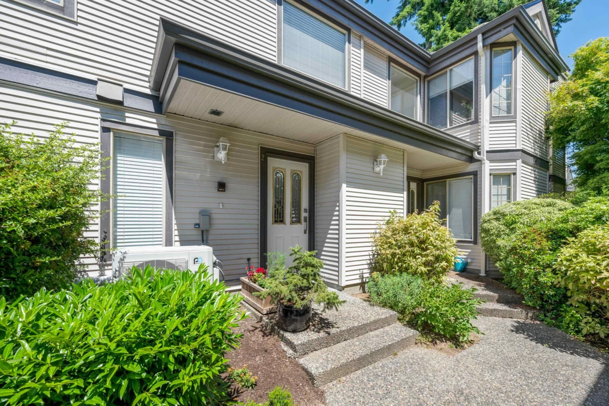 Family Room Photo of 2 15840 84 Avenue, Surrey, BC