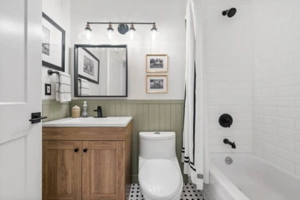Guest Bathroom Photo of 2 15840 84 Avenue, Surrey, BC