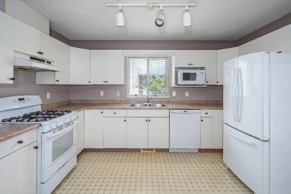 Kitchen Island Photo of 8258 Wharton Place, Mission, BC