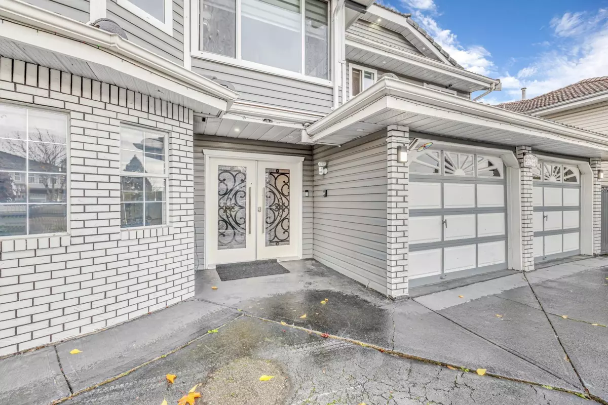 Living Room Photo of 12432 75 Avenue, Surrey, BC