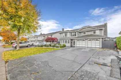 Hallway Photo of 12432 75 Avenue, Surrey, BC