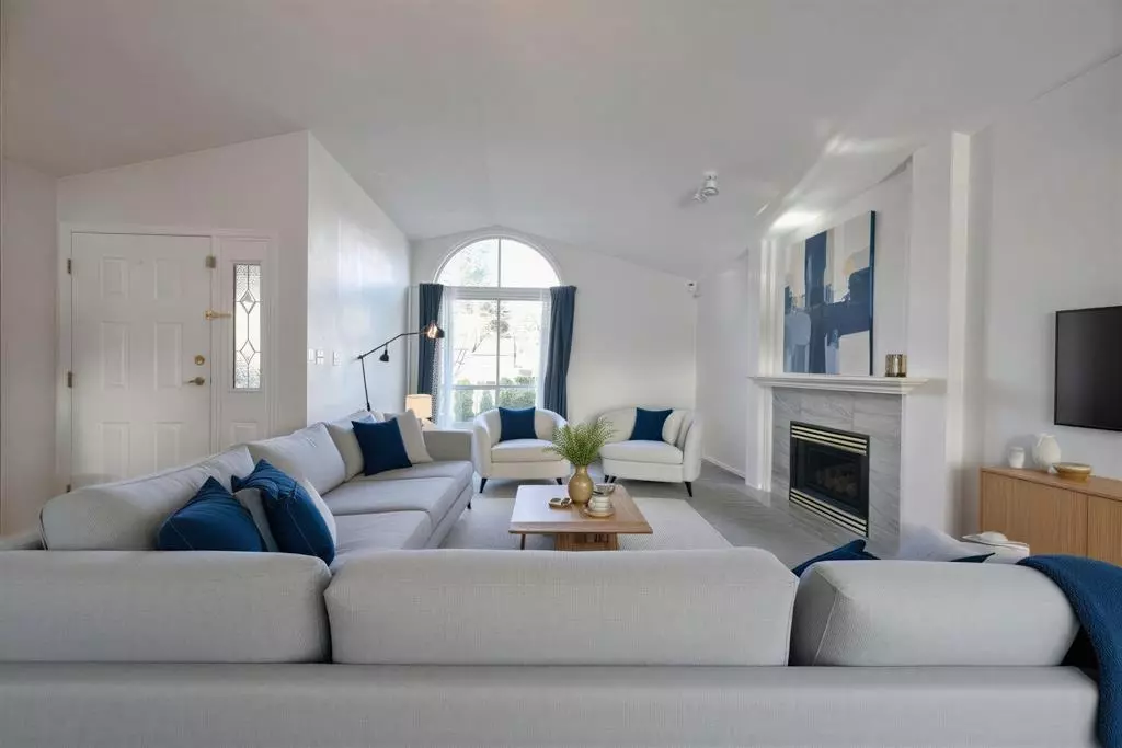 Living Room Photo of 32948 10 Avenue, Mission, BC