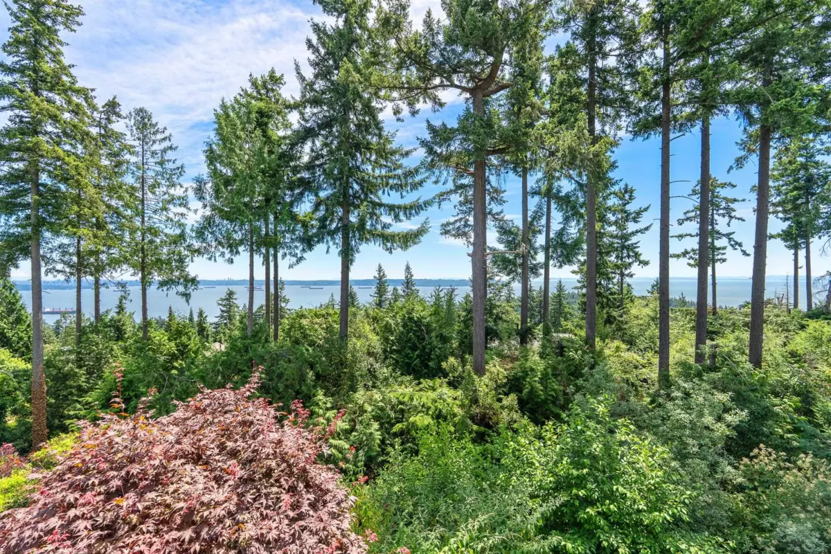 Family Room Photo of 2 5402 West Vista Court, West Vancouver, BC