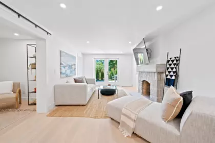 Entry Foyer Photo of 2508 Nelson Avenue, West Vancouver, BC