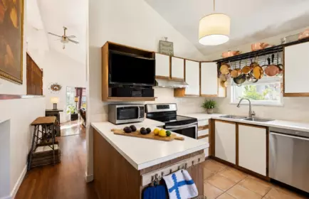 Breakfast Nook Photo of 875 Porteau Place, North Vancouver, BC