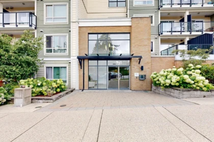 Powder Room Photo of 425 13789 107a Avenue, Surrey, BC