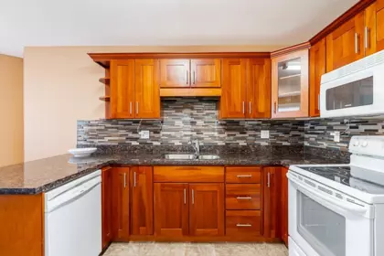 Kitchen Island Photo of 12 32615 Murray Avenue, Abbotsford, BC
