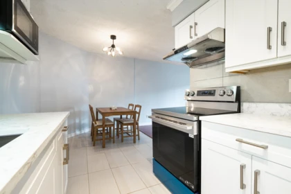 215 5932 Patterson Avenue, Burnaby, BC, Burnaby — Apartment/Condo for sale