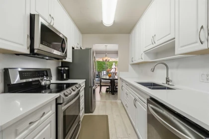 Kitchen Photo of 2 10094 154 Street, Surrey, BC