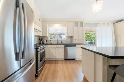Kitchen Island Photo of 1276 Kent Street, White Rock, BC