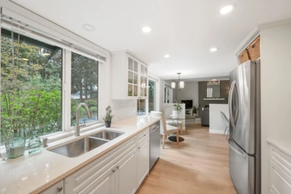 Kitchen Island Photo of 18096 61a Avenue, Surrey, BC