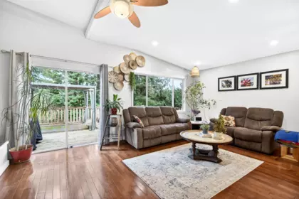 Kitchen Island Photo of 29907 Dewdney Trunk Road, Mission, BC