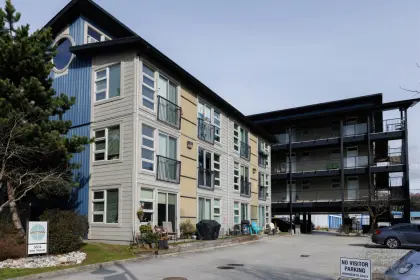 213 5604 Inlet Avenue, Sechelt, BC, Sechelt — Apartment/Condo for sale