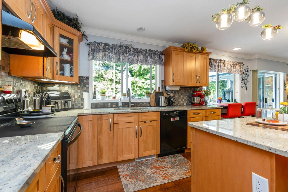 Breakfast Nook Photo of 10851 Greenwood Drive, Mission, BC