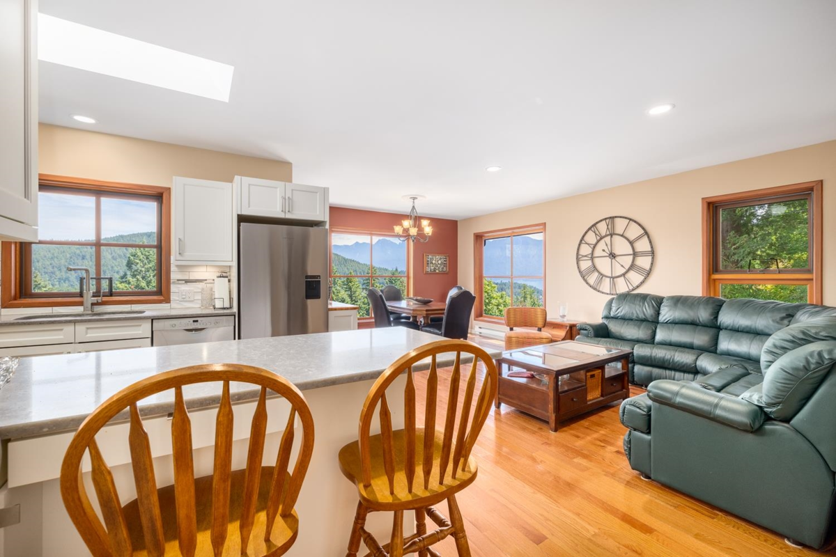 Breakfast Nook Photo of 571 Roocroft Lane, Bowen Island, BC