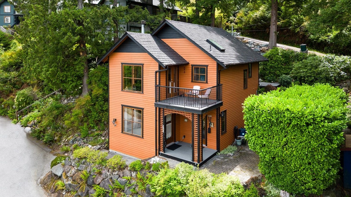 Exterior Front Photo of 571 Roocroft Lane, Bowen Island, BC