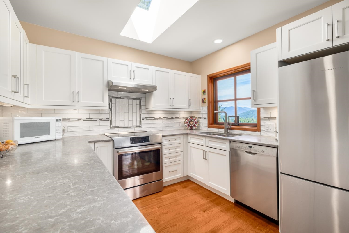 Kitchen Island Photo of 571 Roocroft Lane, Bowen Island, BC