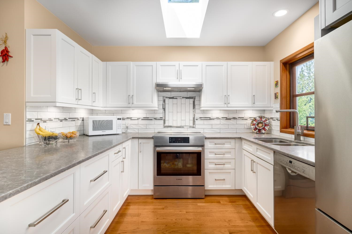 Kitchen Photo of 571 Roocroft Lane, Bowen Island, BC