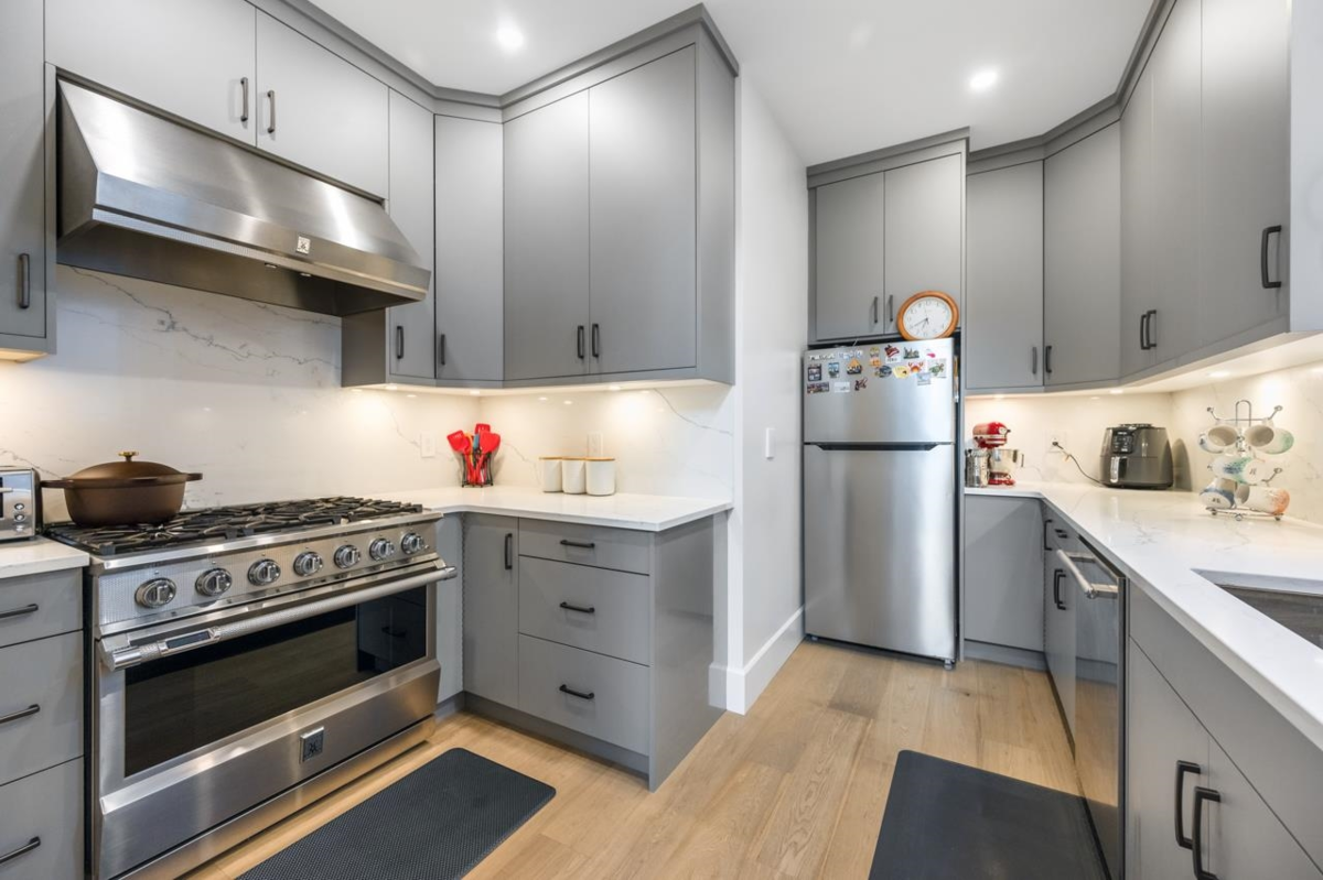 Kitchen Island Photo of 7662 French Street, Vancouver, BC