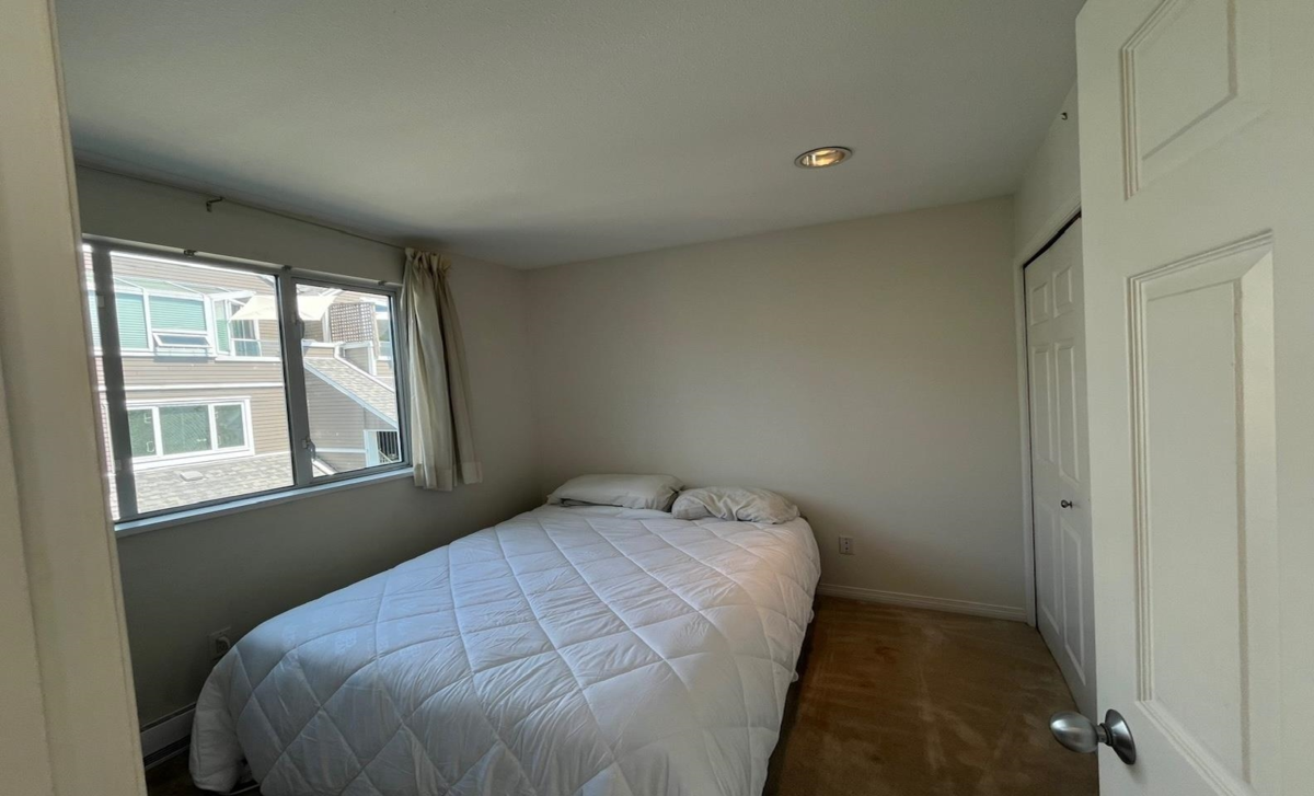 Basement Recreation Room Photo of 14831 Marine Drive, White Rock, BC