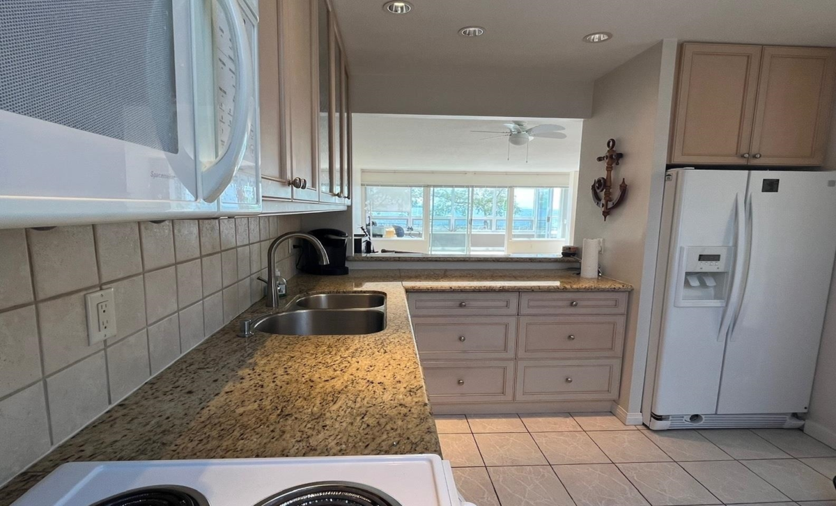 Kitchen Photo of 14831 Marine Drive, White Rock, BC