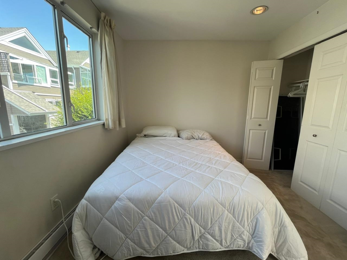 Laundry Room Photo of 14831 Marine Drive, White Rock, BC