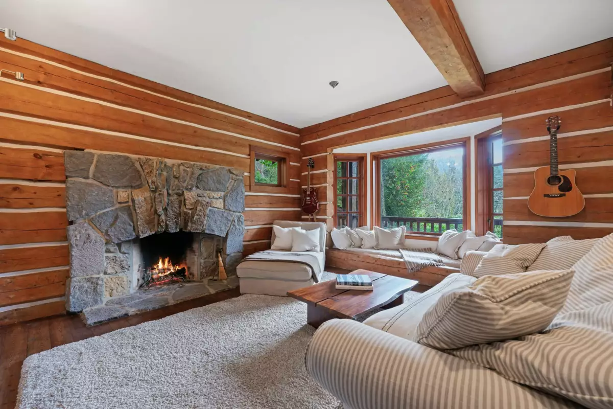 Breakfast Nook Photo of 5851 Eagle Island, West Vancouver, BC