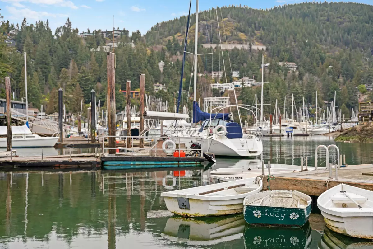 Garden / Landscaping Photo of 5851 Eagle Island, West Vancouver, BC