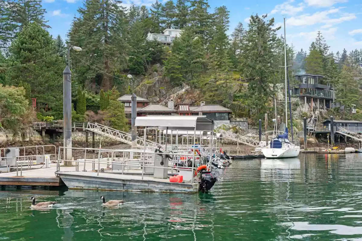 Hallway Photo of 5851 Eagle Island, West Vancouver, BC