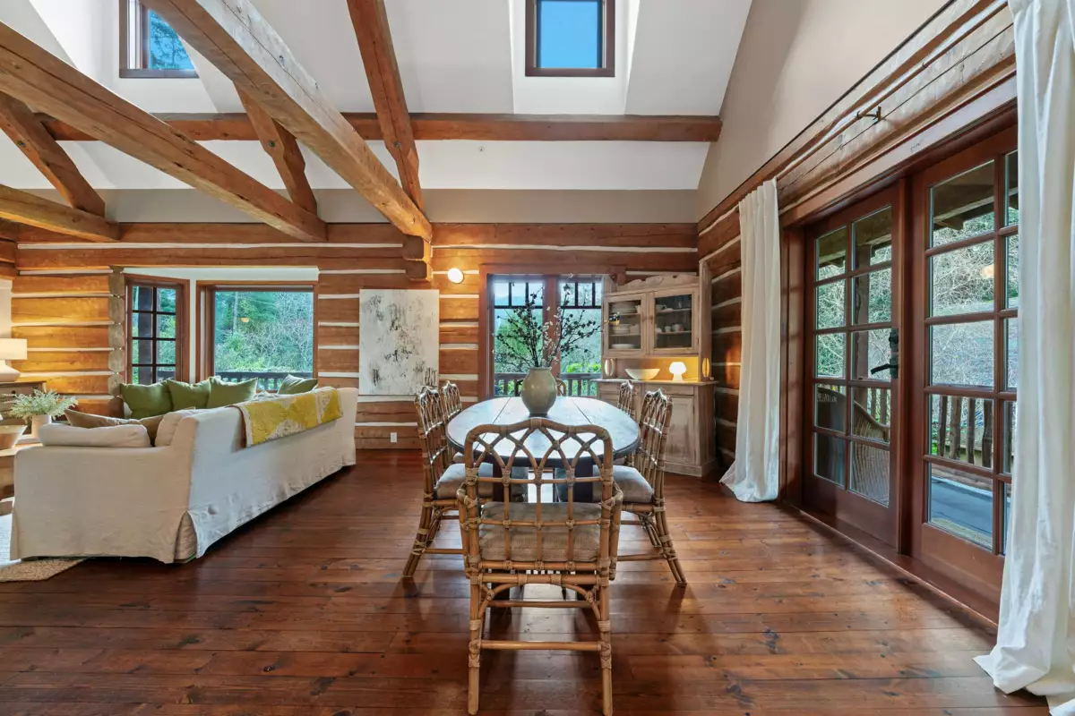 Kitchen Island Photo of 5851 Eagle Island, West Vancouver, BC