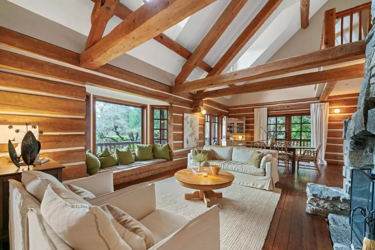 Living Room Photo of 5851 Eagle Island, West Vancouver, BC