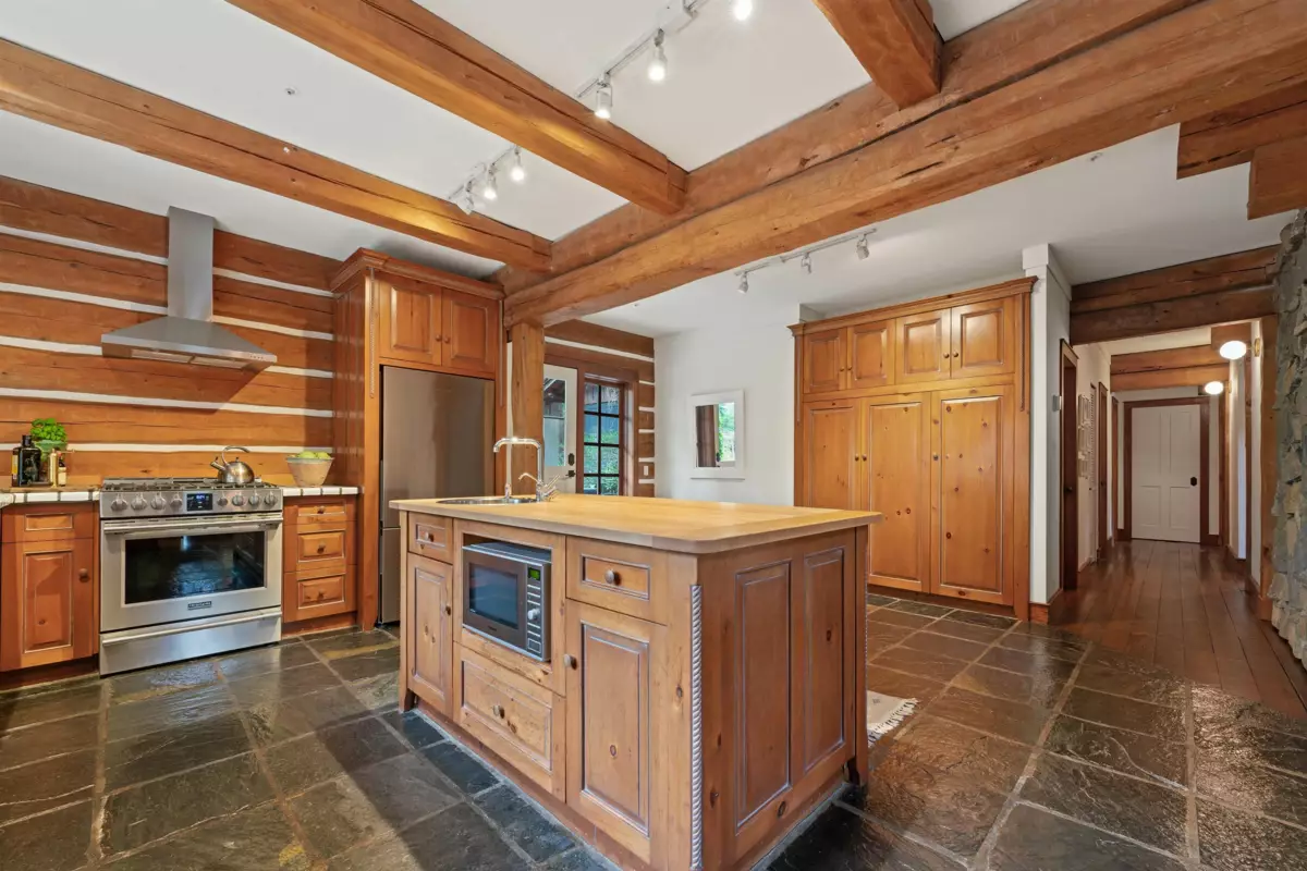 Walk-In Closet Photo of 5851 Eagle Island, West Vancouver, BC