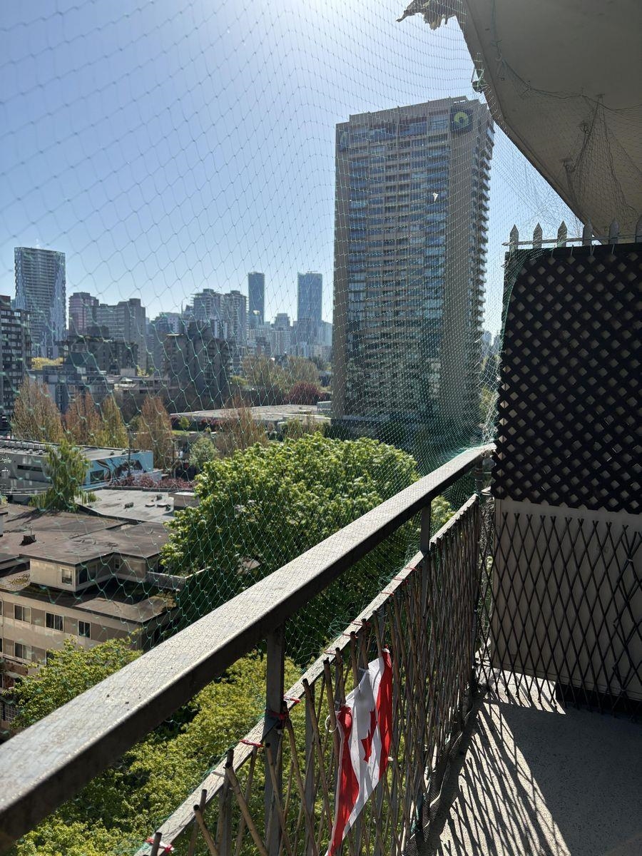 Kitchen Island Photo of 1006 1850 Comox Street, Vancouver, BC